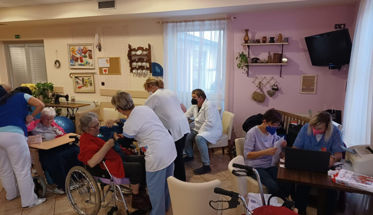 S vakcínou do terénu. Pobytová sociální zařízení na Vysočině opět navštíví mobilní očkovací týmy