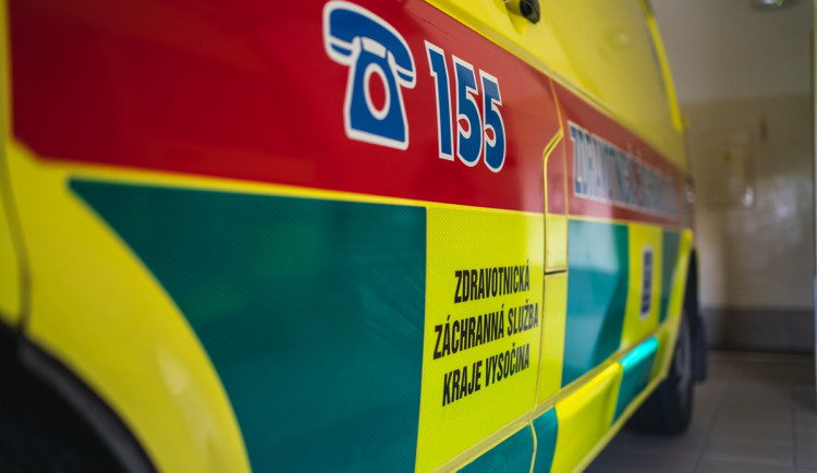 Nehoda na kruhovém objezdu na Pelhřimov. Řidička v autě nedala přednost motorkáři