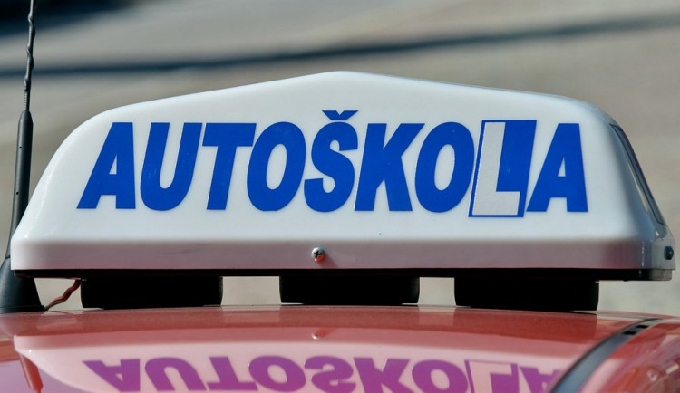 Sexuální obtěžování v jihlavské autoškole? Ani jsem se jí nedotkl, brání se instruktor