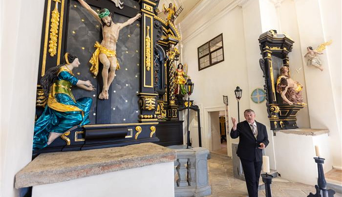 Zchátralá kaple pod Hradem Kámen je po třech letech opravená. Nahlédněte dovnitř