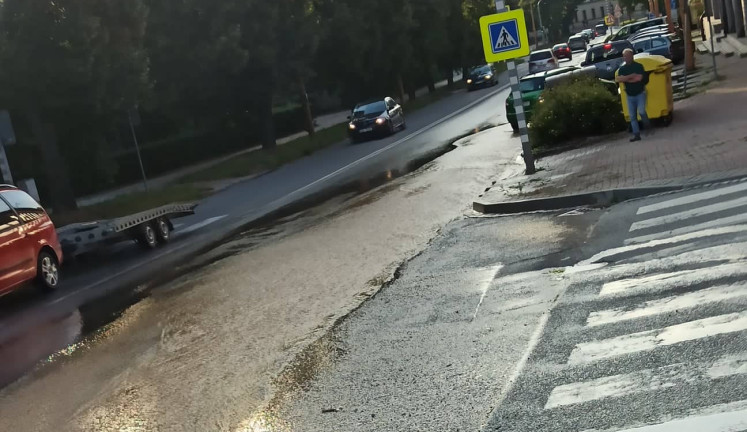 Opravy poruchy řadu na Žižkovce se komplikují, vyjdou na 1,5 milionů. Šest objektů je nadále bez vody