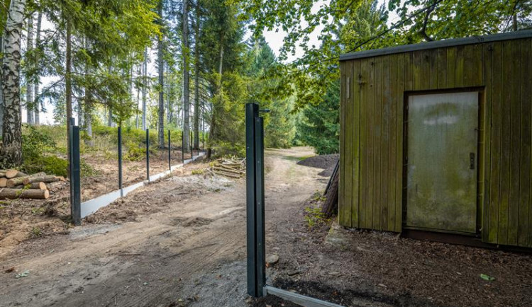 Kolem krematoria v Jihlavě vzniká nové oplocení. Hotové bude na konci prázdnin