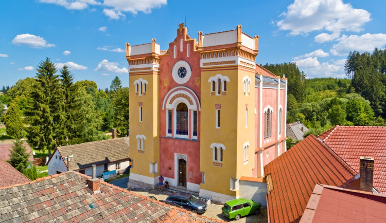 FOTO: Židovské památky se opět otevřely. Do synagogy v Nové Cerekvi si našlo cestu přes 600 lidí