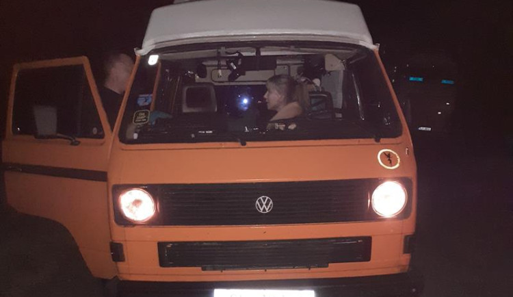 Žena z Rakouska mířila na technoparty u Meziříčka. V plastové krabičce měla 40 gramů drogy