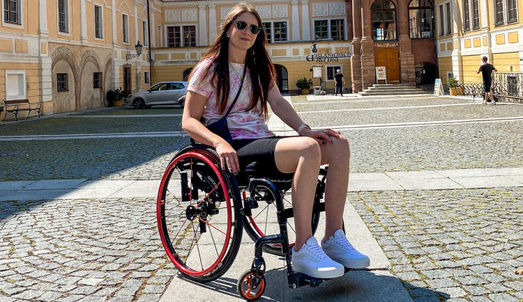 Odrazila se z dřepu do bazénu a teď je na vozíčku. Věřím, že se zase postavím na nohy, říká Petra z Jihlavy