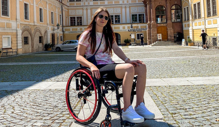 Odrazila se z dřepu do bazénu a teď je na vozíčku. Věřím, že se zase postavím na nohy, říká Petra