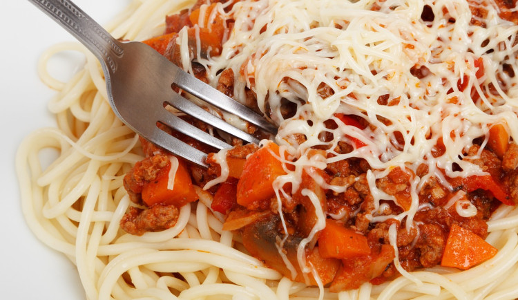 Jak se solí v jídelnách? Menu měla až o osm gramů více soli, než je doporučeno, říkají hygienici z Vysočiny