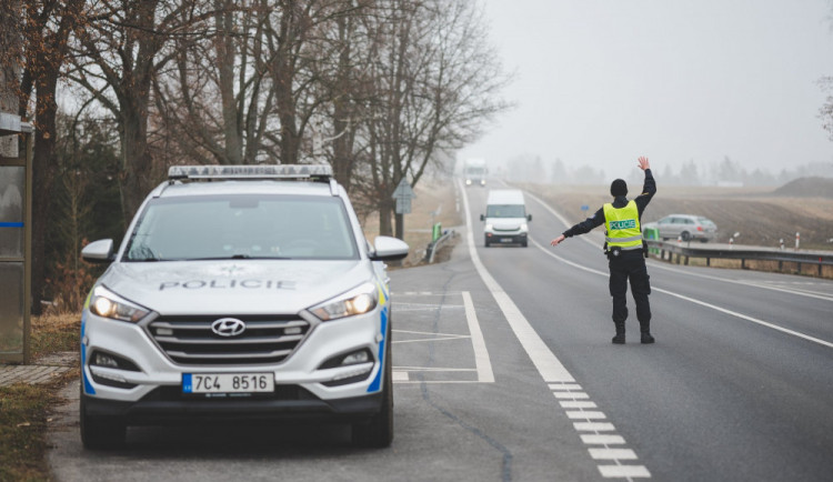 Konec prázdnin znamená více policejních kontrol. Hlídky čekejte na dálnici i na silnicích nižších tříd