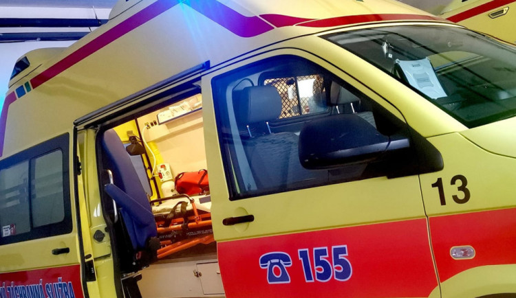 Cyklista se na polní cestě srazil s nezletilým motorkářem bez řidičáku. Došlo k lehkému zranění