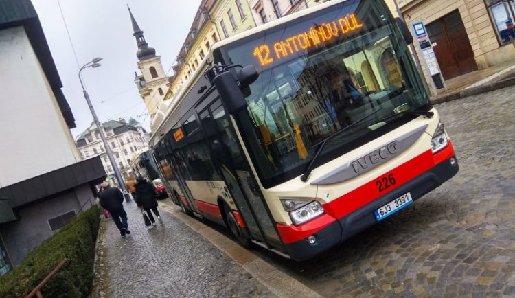 Více spojů, noví řidiči, rychlejší odbavení na přepážce. Jihlavská MHD ode dneška přichází se změnami