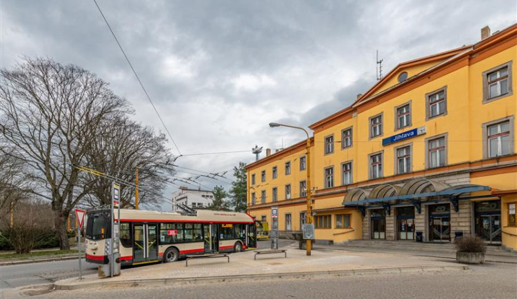 Pozor, zastávky MHD u hlavního nádraží v Jihlavě jsou teď posunuté. Jízdní řád je beze změn, říká dopravní podnik