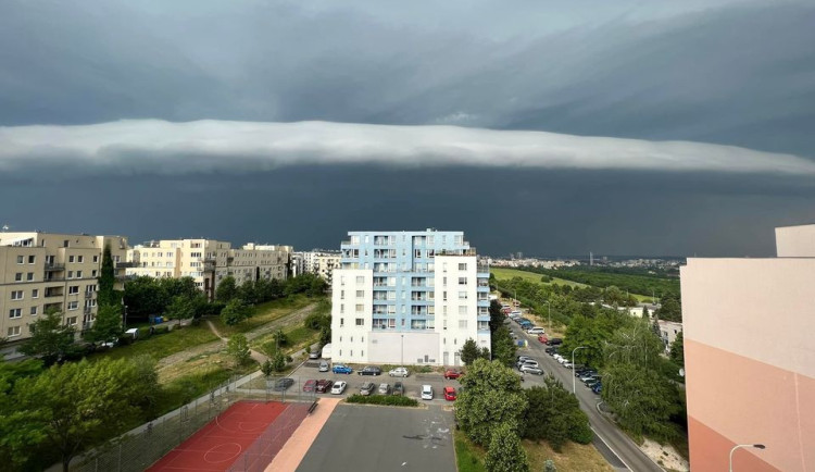 Na ČR se ženou bouřky, ty mohou doprovázet kroupy a silný vítr. Zítra hrozí i na Vysočině