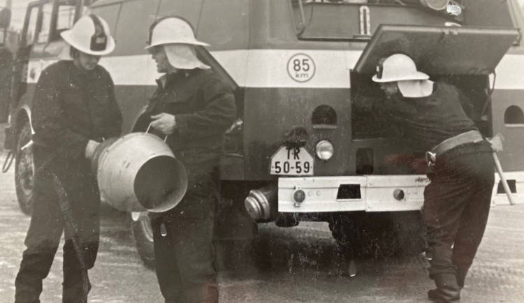 FOTOGALERIE: Hasiči v Dukovanech dnes měli slavnostní nástup. Od první směny uplynulo přesně 40 let