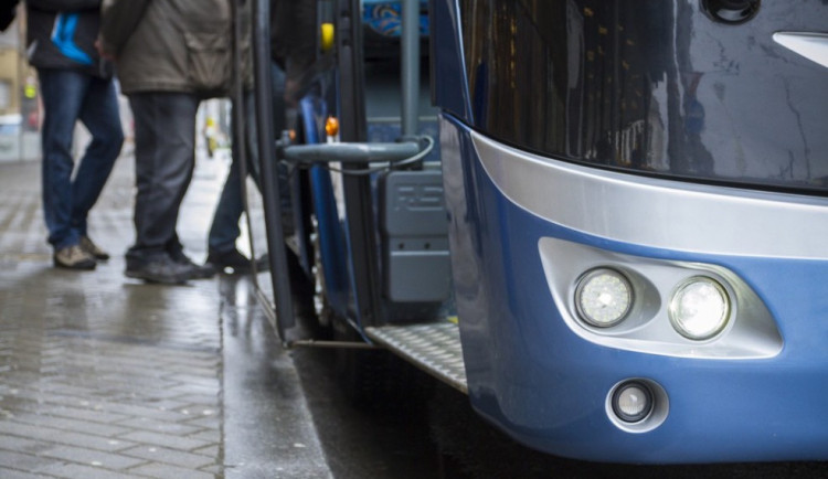 Kapacita školních autobusů je na některých místech kraje na hranici. V Rudíkově vozili děti autem od hasičů