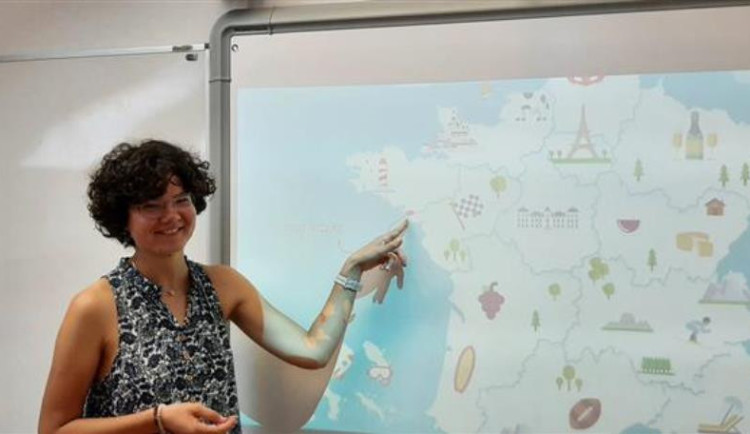 Francouzština s rodilou mluvčí. Studenty na šest středních školách Vysočiny bude učit Kelly Priour