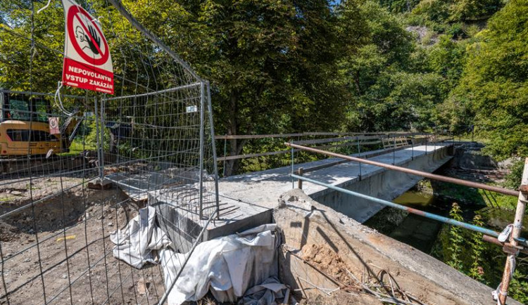 Lávka v Heleníně je v rukách nové stavební firmy. Průchozí by měla být ještě v tomto roce