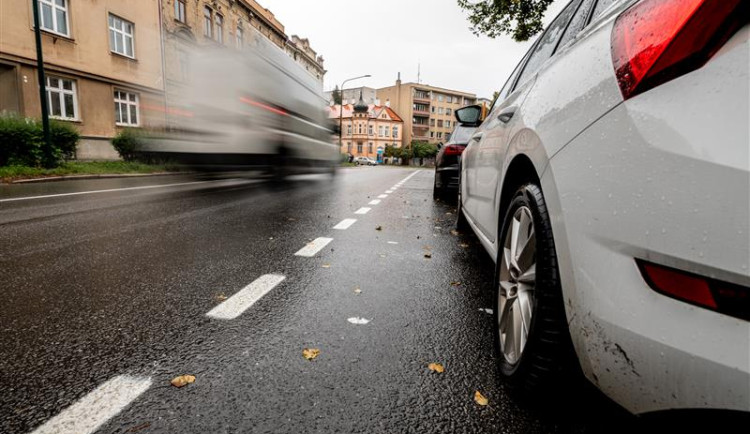 Dopravní změny v jihlavské Žižkově ulici. Chodcům přibudou ostrůvky, řidičům 32 míst na parkování