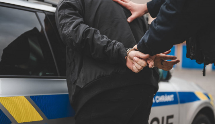 Kriminalisté zadrželi nebezpečného agresora v podmínce. Napadal policisty, jednoho muže pořezal v obličeji