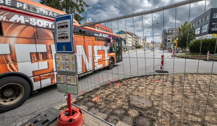 Výstavba terminálu v Havlíčkově ulici pokračuje. Kvůli pokládce dlažby bude omezený vstup do obchodů