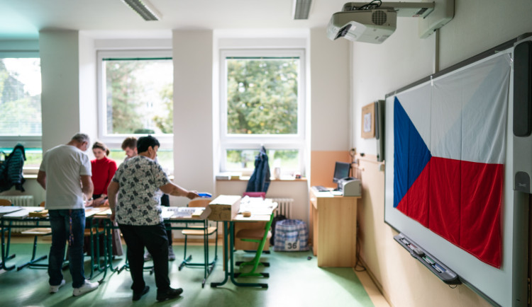 VOLBY 2022: První volební den je u konce. Místnosti se otevřou opět v sobotu ráno