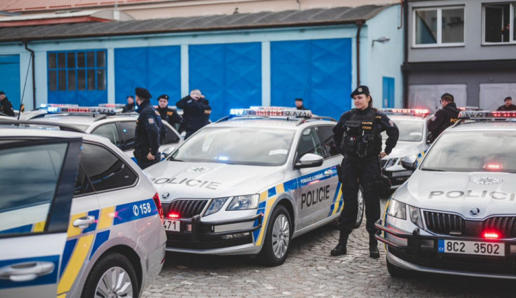 Žena v Jihlavě přes balkon vlezla do sousedního bytu. Sousedé ji vykázali a zavolali policii