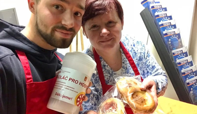 Po Jihlavě opět zavoní Koláč pro hospic. Kde všude se můžete zapojit do dobročinné sbírky?