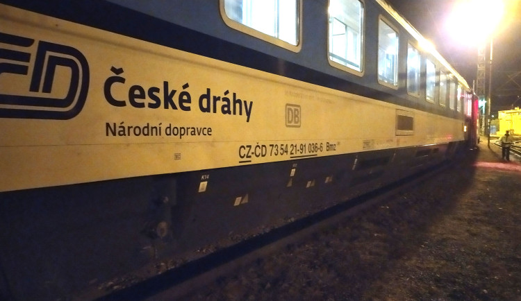 V kufru mám výbušninu a zbraně, volal muž z vlaku. Pak přiznal, že si vše vymyslel, hrozí mu tři roky ve vězení