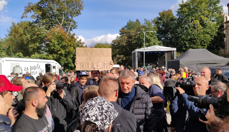 VIDEO: Nagyovou na předvolebním mítinku doprovázel Babiš. Zněla kritika vlády, pivo se podávalo zdarma