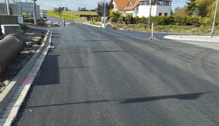 Konec uzavírky. Řidiči už projedou po průtahu v Jaroměřicích, město dodělá osvětlení a chodník k pumpě