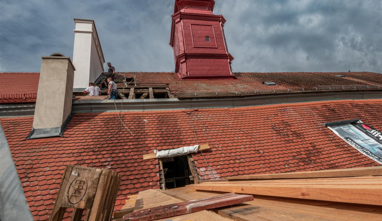 Na radnici v Jihlavě je nová střecha. Zdražení se jí nedotklo, bobrovku zhotovitel nakoupil za loňské ceny