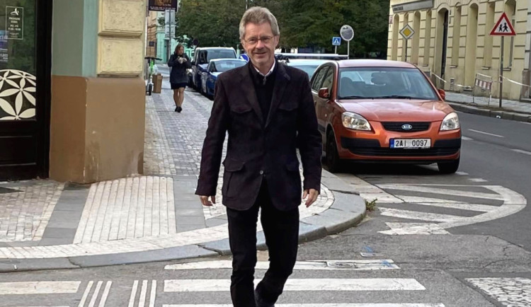 Dnes je Papučový den. Pohodlí v práci má třeba i předseda Senátu Vystrčil či starosta Telče Brtník