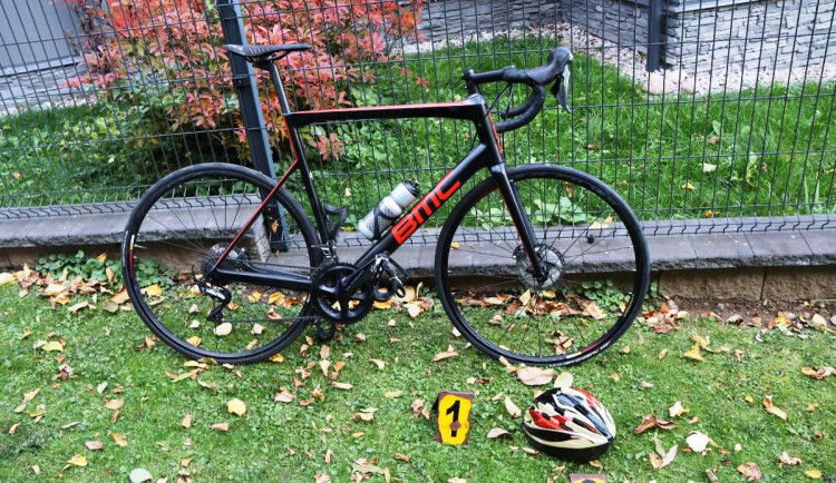 Řidič srazil cyklistu a odjel, k nehodě letěl vrtulník. Policie hledá důležité svědky tohoto incidentu