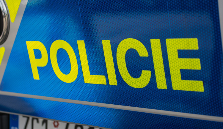 Senior nejprve ženě sprostě nadával, pak na ní zaútočil latí. Je podezřelý ze dvou trestných činů