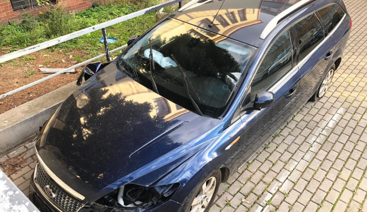 Odstavená auta na parkovištích i na trávě. Jihlava ročně eviduje zhruba padesát vraků, k nimž se nikdo nehlásí