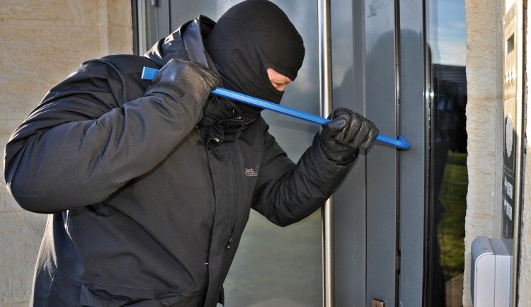 Přibývá krádeží v rodinných domech, zloději se tam dostávají přes garáže. Co radí policie?