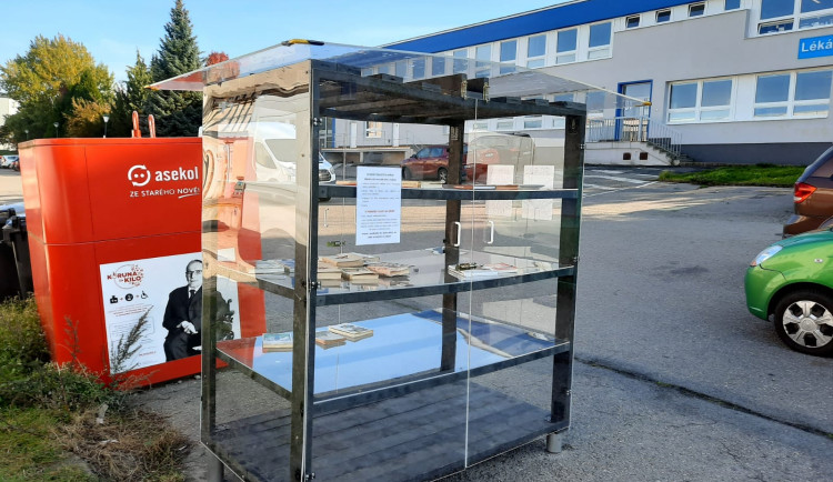Prosby obyvatel Březinek vyslyšeny. Nepotřebné věci mohou odkládat do nové Re-use skříně