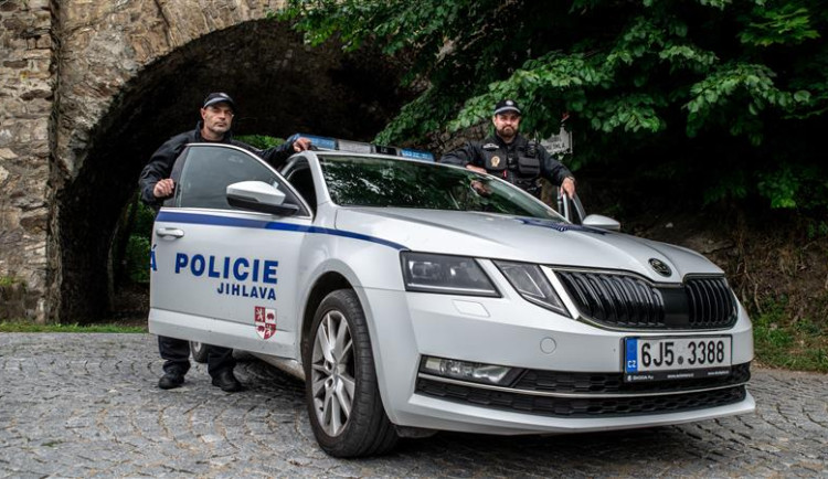 Incident na Březinkách. Šestnáctiletá dívka se třemi promile chtěla koupit další alkohol, přijet museli strážníci
