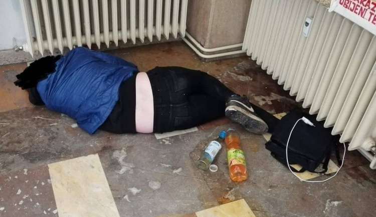 Agresivní slečna se čtyřmi promile vzdorovala strážníkům, po spoutání skončila na záchytce. Celkově už podvanácté