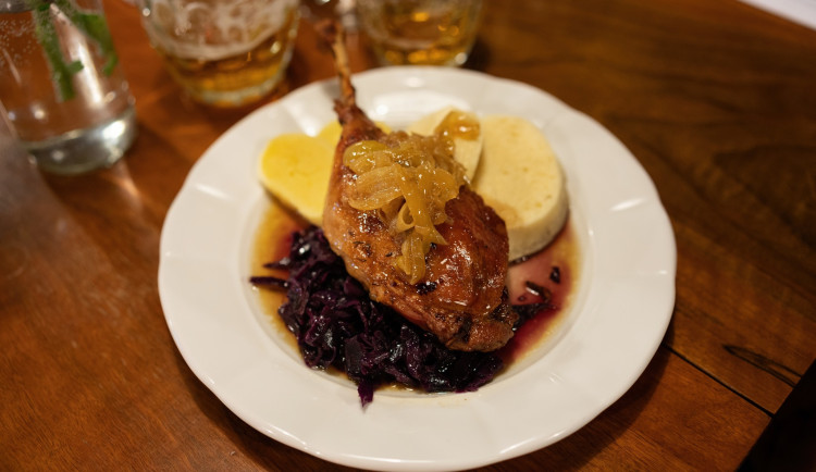 O svatomartinské menu je v Jihlavě letos velký zájem. Farmy mají téměř všechny chlazené husy vyprodané