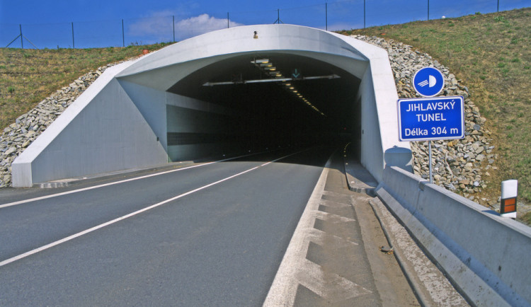 Jihlavský tunel čekají drobné dodělávky z jarní opravy. Řidičům se proto na dva dny uzavře