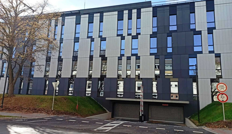 FOTO: Nové zázemí pro krajské úředníky je téměř hotové, pracuje se na interiéru. Stěhovat se budou na jaře