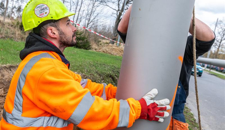 Výstavba nové trolejbusové tratě v Jihlavě pokračuje. Řidiče na Bedřichově teď čeká omezení