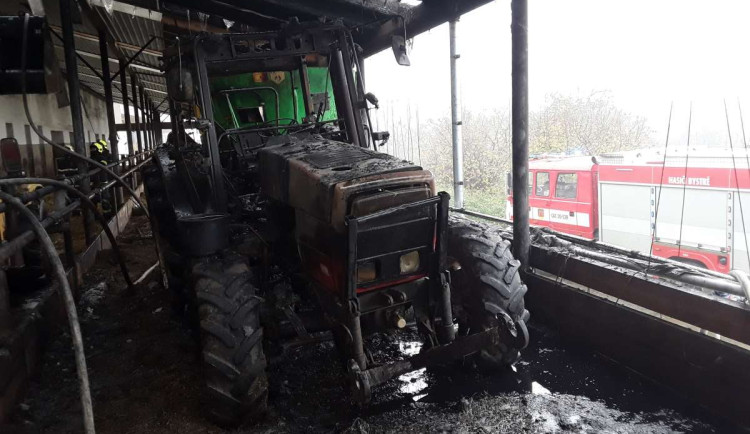 Deset jednotek hasilo hořící traktor. Škoda se dostala skoro na milion