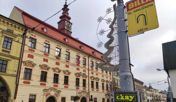 Jihlava se obléká do vánočního. V ulicích už najdeme výzdobu, strom bude zlato-červený