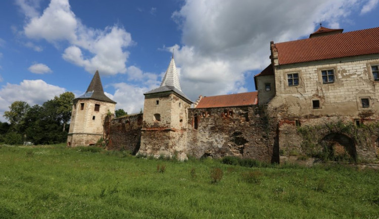 Tip na výlet: Proč je díra ve zdi kostela? Kdy se čistila Trnávka? Odpoví nám procházka po Červené Řečici