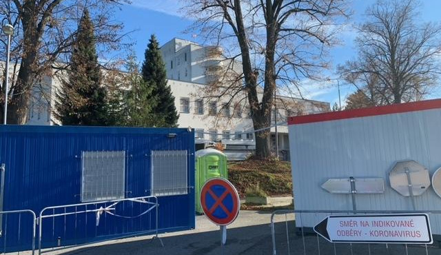 Na parkovišti u brodské nemocnice zmizel červený stan. Testovat na covid se teď bude v přistavené buňce
