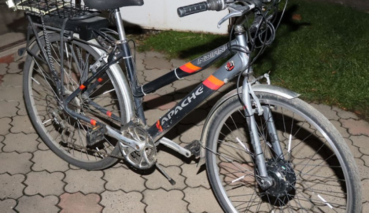 Řidič v autě při předjíždění srazil ženu na elektrokole, ta se zranila. Policie hledá důležité svědky