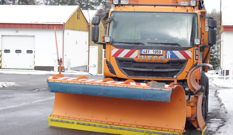 První sníh o víkendu v kraji zaměstnal silničáře. Na dálnici a silnicích I. tříd najeli přes čtyři tisíce kilometrů