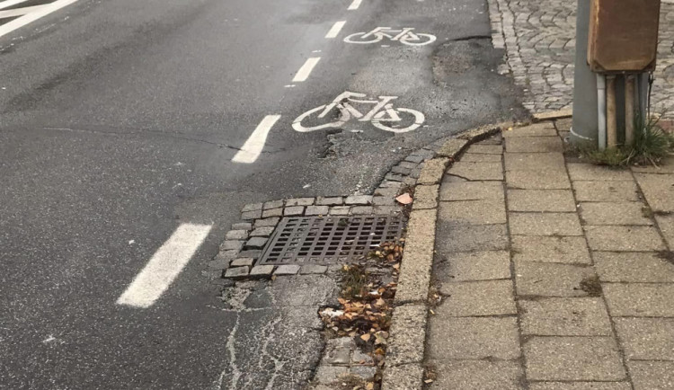 Nové cyklopruhy v Tolstého ulici nadále budí vášně. Za úpravami si stojíme, budeme pokračovat v dalších ulicích, říká město