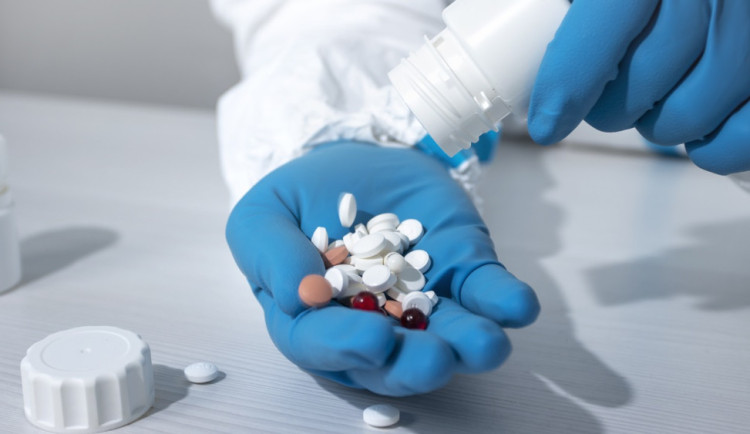 VIDEO: S antibiotiky opatrně. Hrozí, že přestanou fungovat i na banální infekce, říkají odborníci